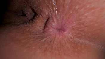 18 साल की गीगी अब तक का सबसे अच्छा क्लोज़ अप फकिंग वीडियो बनाने के लिए आपको अंधेरे कमरे में खींचती है!