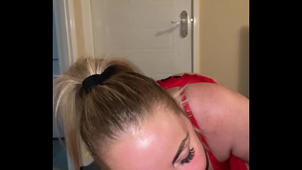 मैं अपने सौतेले बेटे को उसका बड़ा लंड चूसकर, उसकी अंडकोष चाटकर खुश करती हूँ और उसे अपने स्तन चोदने देती हूँ