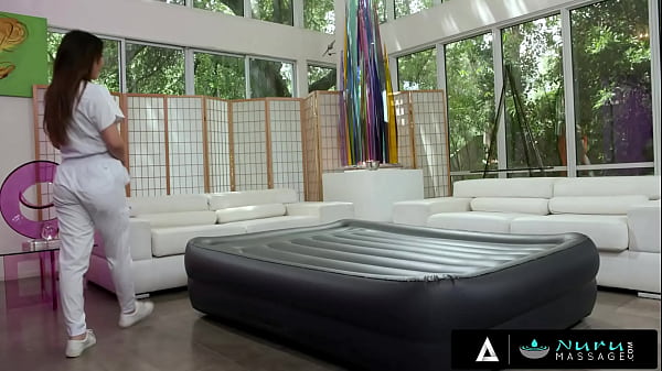 MASSAGGIO NURU - La massaggiatrice perfetta Nicole Doshi scioglie le preoccupazioni con un massaggio caldo SOTTOTITOLI IN SPAGNOLO
