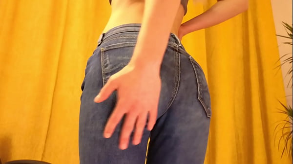 Cô ấy đang cố lắc mông