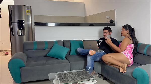 Leidenschaftliches junges Mädchen zieht sich aus