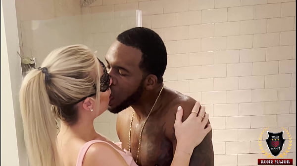 La seducente cheerleader Kait viene picchiata sotto la doccia dal maggiore di Roma!