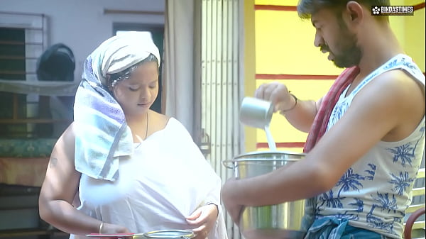 देसी इंडियन मिल्क मैन ने भाभी जी को उनके बड़े दूधिया स्तन देखकर चोदा (हिंदी ऑडियो)