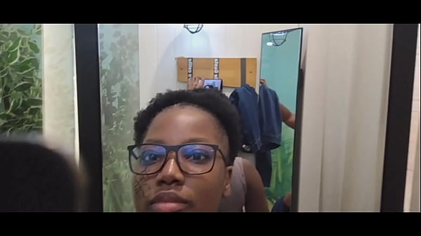 Ich wusste, was ich tun musste, nachdem ich seine Karte im Einkaufszentrum benutzt hatte, ging auf die Knie und lutschte seinen Schwanz ohne Kondom - Jhodez1