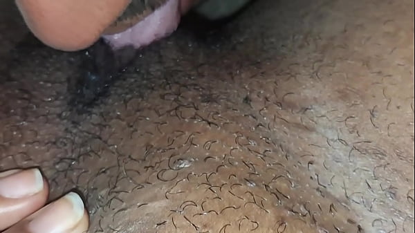 La giovane ragazza selvaggia si diverte