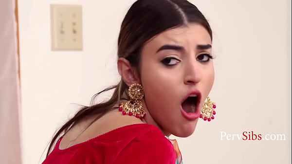 किशोर भारतीय वीडियो प्रस्तुत करता है