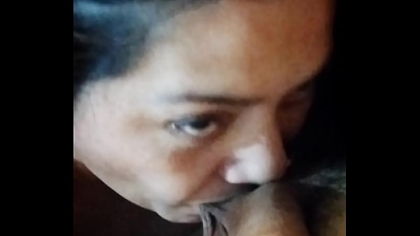 Chica adolescente juguetona se burla en sexy