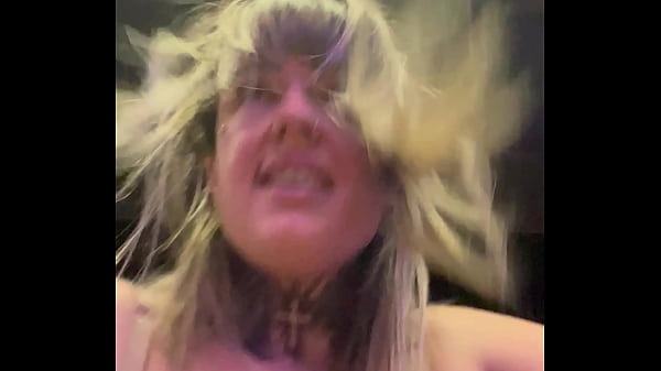 Một người phụ nữ ướt đẫm mồ hôi khi đến phòng tập phải cởi áo. Nó ướt quá! Âm hộ ngọt ngào của cô ấy đang chảy xuống chân cô ấy và các cô gái Maronbas không thể ngừng nhìn vào âm hộ gợi cảm của cô ấy!