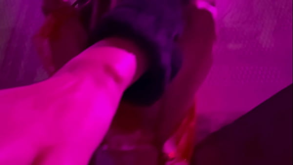 इटालियन मिल्फ़ आर्टेमिसिया को सेक्सी हाई हील्स आउटडोर लंबे पैर पहनना पसंद है