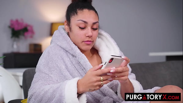 शरारती युवा लड़की आनंद लेती है