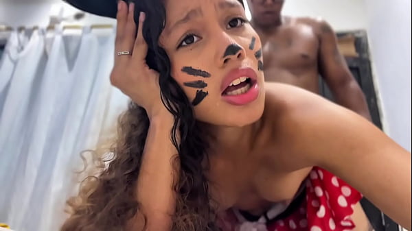 Cô gái trẻ gợi cảm thích mình