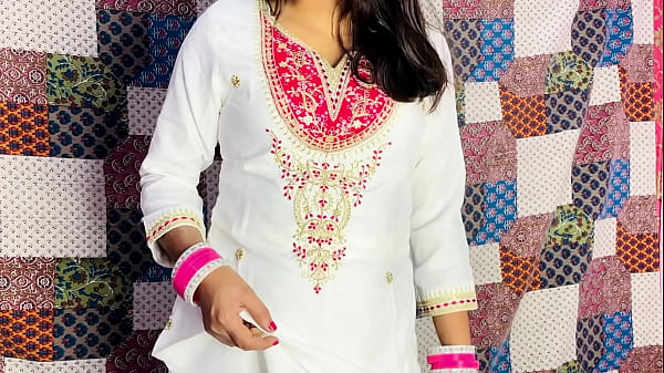 हॉट भाभी अपने जन्मदिन पर अकेले खेल रही हैं