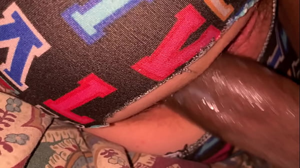 Il patrigno di un grosso cazzo nero ha strappato i pantaloni della figliastra e poi ha punito la sua figa stretta!! Fanculo il tuo cazzo, è così grosso, fanculo forte la mia figa, non fermarti finché non mi vieni dentro, per favore