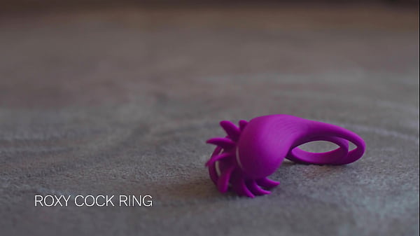 Gros plan extrême : chatte se fait baiser avec un anneau pénien