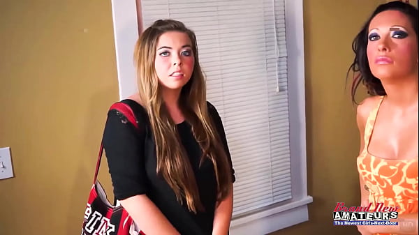 Schöner Teenager hat lesbischen Spaß