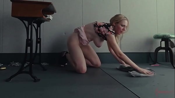 Rebel Rhyder riceve una dura sessione di psicoanalisi con bavaglio violento, vomito, culo in bocca e controllo della lingua