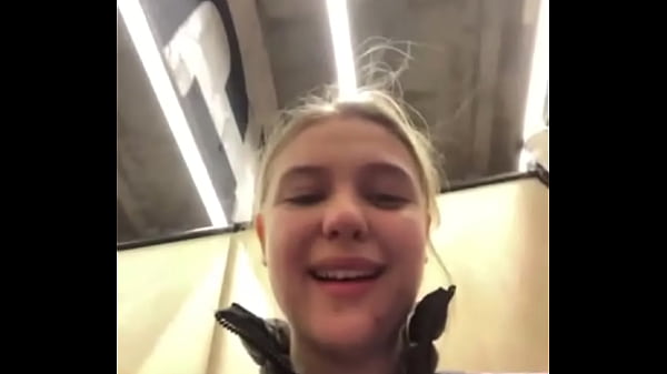 सार्वजनिक रूप से चरम गुदा मैथुन