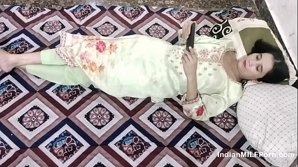 किशोर भारतीय खुद का आनंद लेते हैं वीडियो