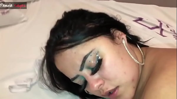 Anh ta xuất hiện ở căn hộ của tôi và đưa cho anh ta một cốc trà âm hộ