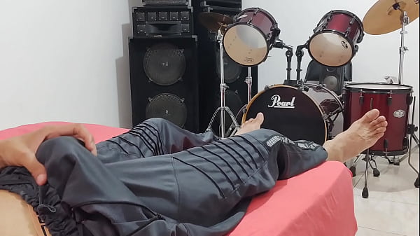 người đàn ông thủ dâm con cặc to của mình trước ống kính