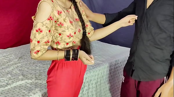 कामुक युवा लड़की प्रदर्शन करती है