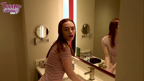 Il vecchio Seth Brogan scopa una fica diciottenne! Reese Robbing ha ricevuto un creampied!