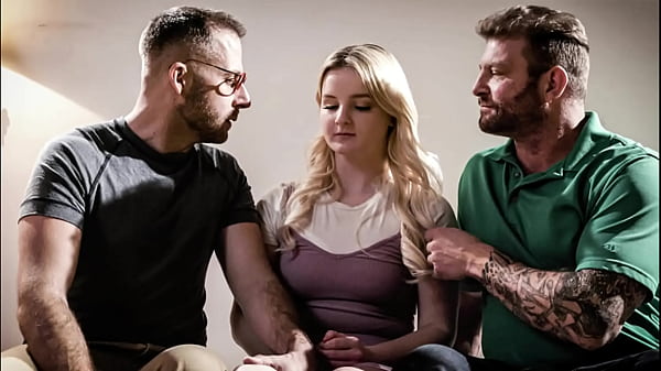 Freaky Neighbours approfitta dell'uso gratuito della giovane Eliza Eves scopandola in un rapporto a tre - Film completo su FreeTaboo.Net