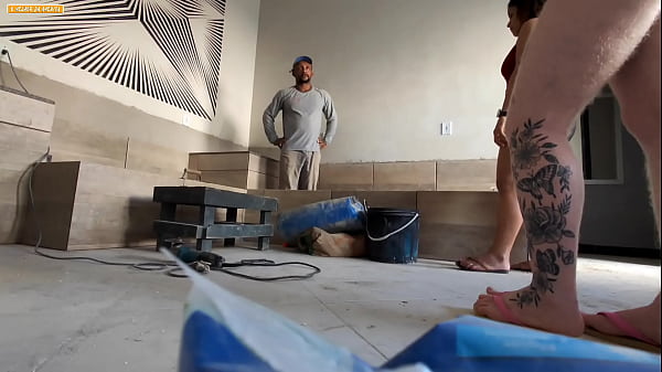 Der Baumaurer zog nicht einmal seine Uniform aus, um die Chefs zu ficken