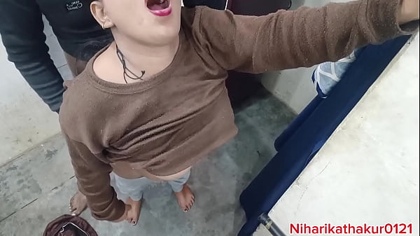 Una giovane ragazza sensuale si spoglia