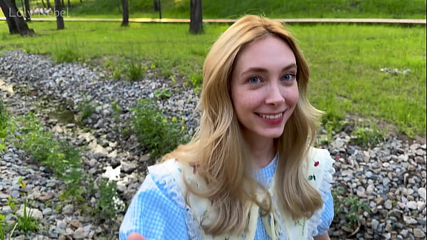 Giúp đỡ một người lạ dễ thương trên đường phố và đụ cô ấy trong cùng một ngày