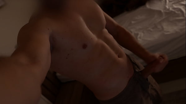 Un mec chaud jouit partout sans même enlever son short