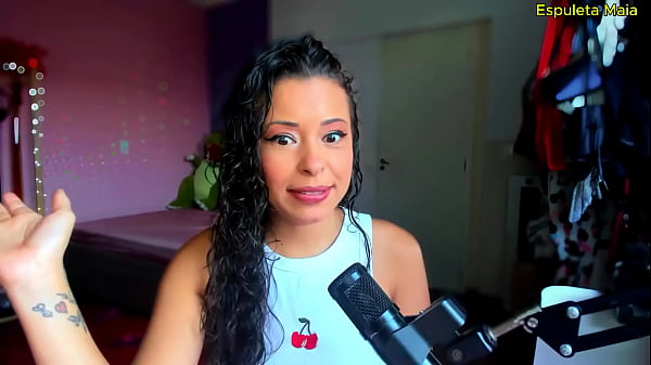 Una bella mora parla in modo sporco per il tuo divertimento