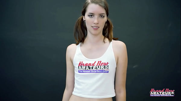 खूबसूरत श्यामला सहशिक्षा स्टारशाइन हस्तमैथुन करती है और एक लंड को डीपथ्रोट करती है!