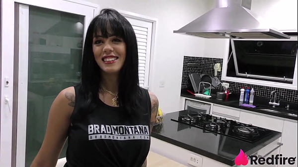 Shay seduziu entregador bem dotado e fez anal no pelo