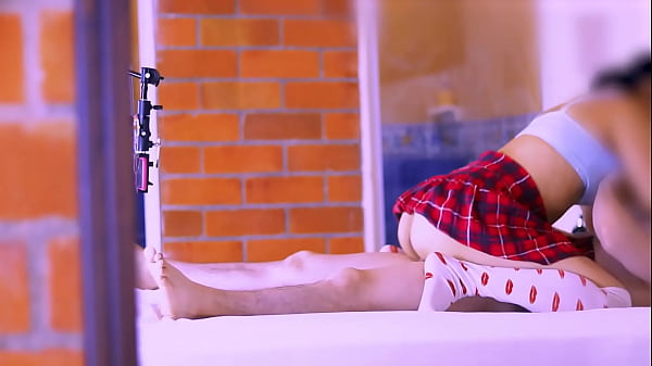 Schönes junges Mädchen neckt