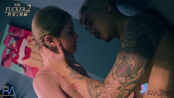 Con đĩ Trung Quốc Li Zhiyan quan hệ với người phục vụ trong quán bar.