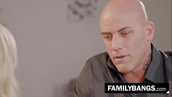 FamilyBangs.com ⭐ Une étudiante très coquine séduit son professeur d'université, Lilly Bell, Derrick Pierce