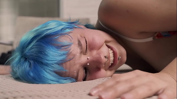 Attraente ragazza si spoglia