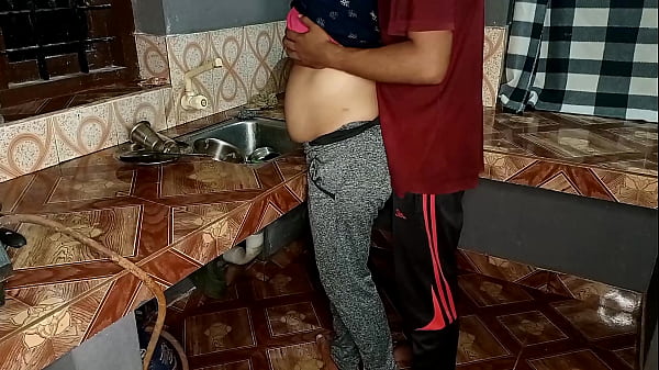 Das Dienstmädchen in der Küche gefickt, nachdem es ihr Nachthemd hochgehoben hatte