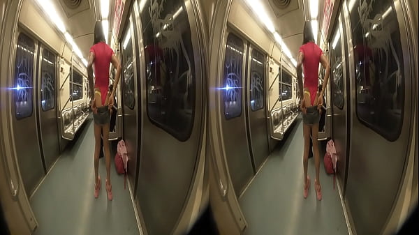 Dünnes Mädchen, das in der U-Bahn angibt, VIRTUELLE REALITÄT, trage eine Brille, damit du den großen Arsch dieses dünnen Mädchens spüren kannst