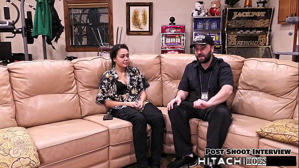 Komm mit Mara Luv ins Bett und sieh zu, wie sie masturbiert, um sich vor dem Schlafengehen bei HitachiHoes - Reup zu entspannen