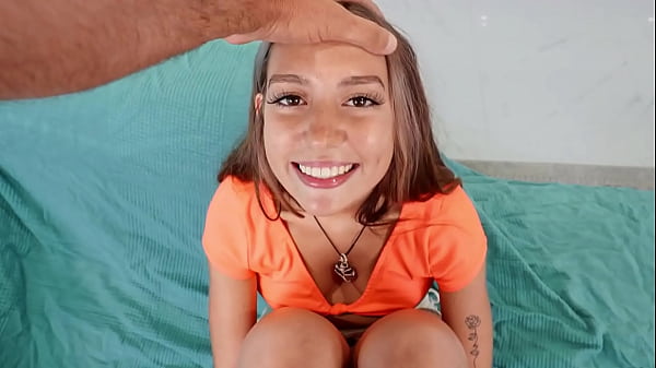 Sexy sexy Teenie tritt auf