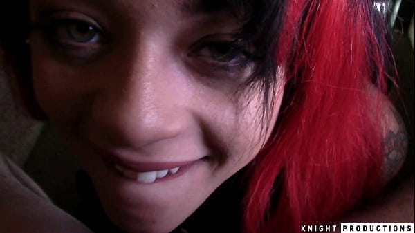 Schöner Teenager hat sexy Spaß