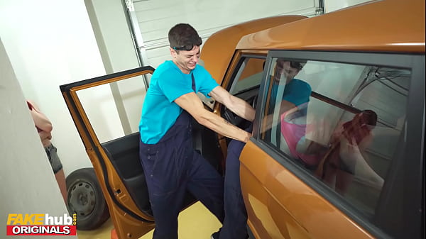 FAKEhub Originals – Rothaarige Mädchen machen sich in der Werkstatt mit einem jungen Mechaniker schmutzig