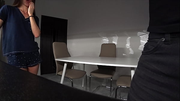 असली धोखा. पत्नी अपने पति के दोस्त के साथ रसोई में चुदाई करती है जबकि वह घर पर नहीं होता है। निषेध