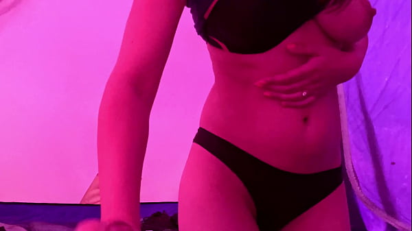 Masturbazione reciproca nella tenda. Ma in silenzio, in modo che i vicini del campeggio non ti sentano. Giornate estive