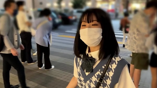 La ragazza teenager impertinente balla in un adolescente