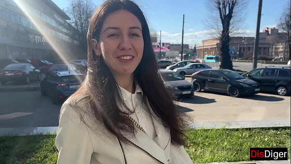 Schönes junges Mädchen zieht sich aus