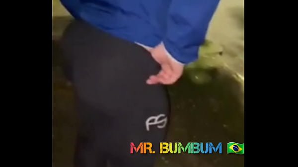 RADFAHRER GEMACHT EINE PAUSE VON DER LIEFERUNG, UM SEINEN ARSCH AUF DIE STRAßE ZU BEKOMMEN