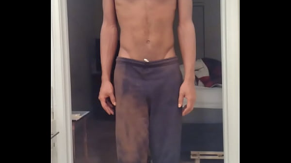 Calda ragazza teenager si spoglia durante l'allenamento